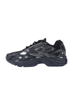 Scarpa da ginnastica nera con strisce riflettenti, tomaia in mesh e suola spessa e testurizzata, mostrata di profilo su sfondo bianco.