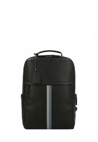 Mochila de cuero negra con un diseño de rayas verticales en azul y crema. Cuenta con un asa superior, cierre de cremallera y bolsillos laterales.