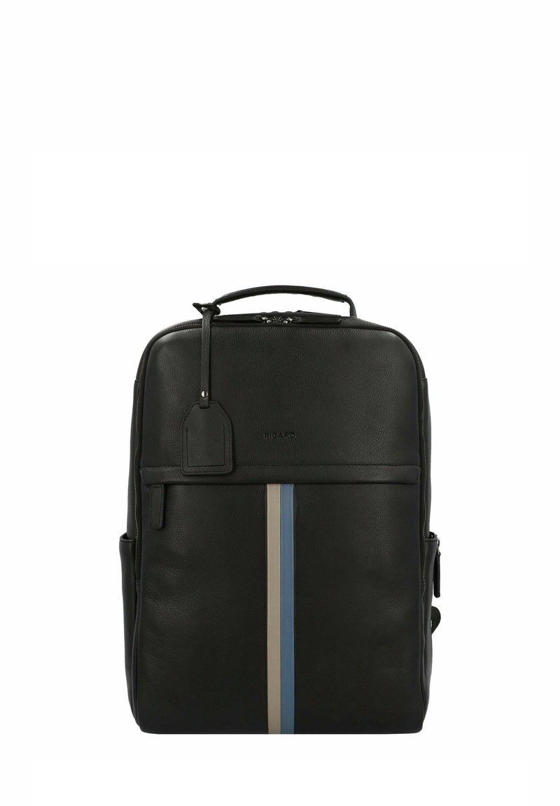 Mochila de cuero negra con un diseño de rayas verticales en azul y crema. Cuenta con un asa superior, cierre de cremallera y bolsillos laterales.