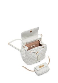 Zaino in pelle bianca trapuntata con chiusura a cordoncino, hardware color oro, tasca interna e mini borsa staccabile con tracolla a catena.