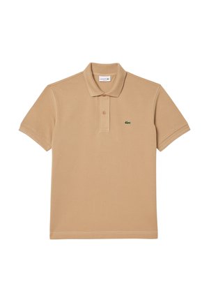 Polo shirt Lacoste beige, in materiale cotone, maniche corte, apertura con tre bottoni, logo verde ricamato sul petto, dettagli finemente cuciti.