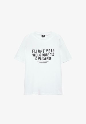 T-shirt bianco in cotone con maniche corte e colletto tondo. Presenta un testo nero: "FLIGHT PB19 WELCOME TO CHICAGO" in un carattere audace e logorato.