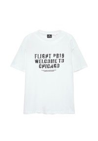 Witte katoenen t-shirt met korte mouwen en een ronde hals. Bevat zwarte tekst: "FLIGHT PB19 WELCOME TO CHICAGO" in een vet, verweerd lettertype.