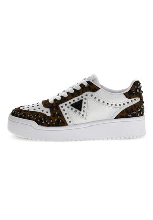 Sneakers bianchi in pelle con borchie metalliche, dettagli in stampa leopardata e suola testurizzata. Presentano un design low-top e laccio frontale.
