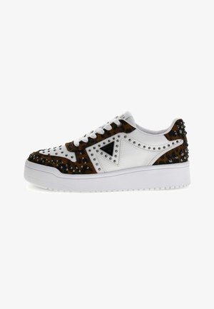 Białe skórzane sneakersy z metalowymi ćwiekami, akcentami w panterkę oraz teksturowaną podeszwą. Posiadają niską cholewkę i sznurowane zapięcie.