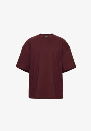 Burgundowa, oversize koszulka z krótkim rękawem, okrągłym dekoltem i małym haftowanym logo po lewej stronie. Wykonana z miękkiej bawełny.