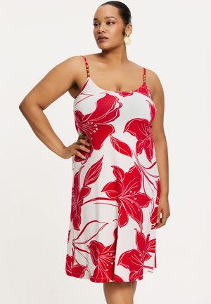 Weißes Kleid mit großem roten Blumenmuster, dünnen Trägern mit Perlenakzenten und einer ausgestellten Silhouette. Glatter Stoff mit subtiler Schattierung.