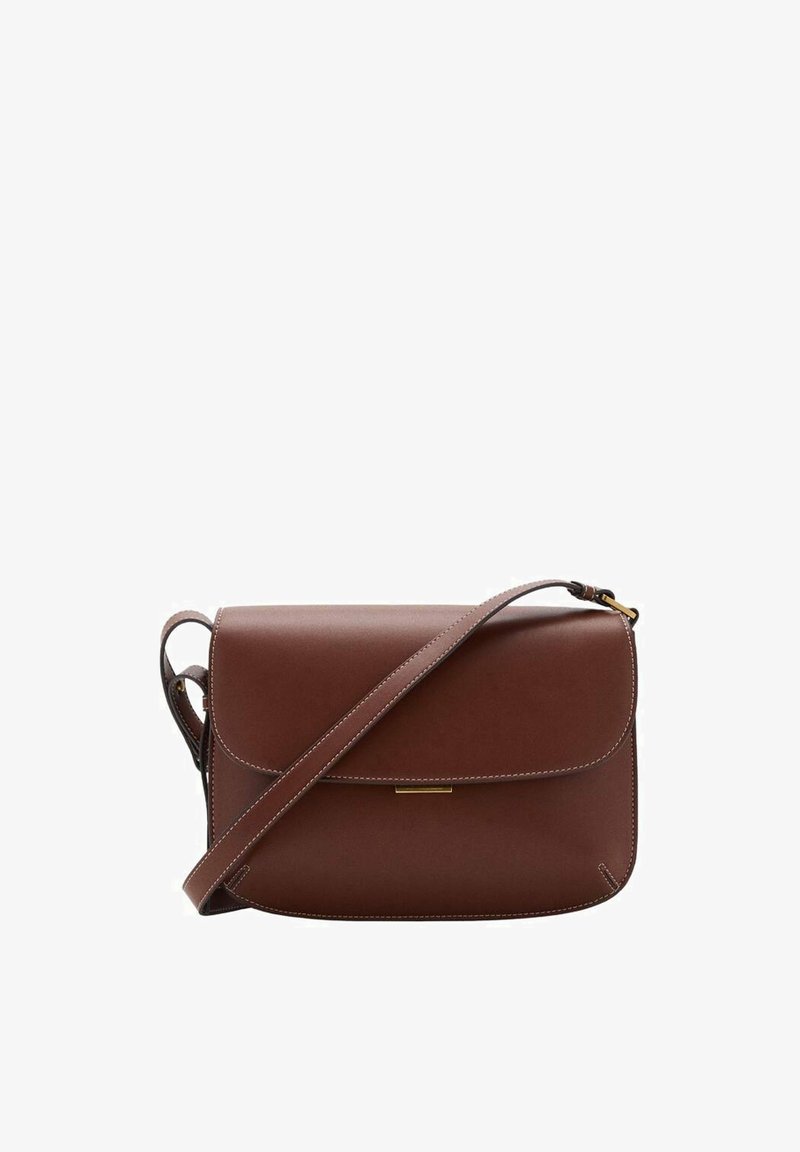 Hnedá kožená crossbody taška s klopou, vybavená zlatými kovovými detailmi, bielym prešívaním a nastaviteľným popruhom.