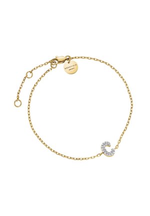 Pulsera de cadena de oro que presenta un pequeño acento en forma de letra "C" brillante, con un cierre de langosta y una pequeña etiqueta de marca.