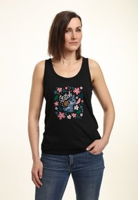 Czarny top na ramiączkach z kwiatowym wzorem oraz animowanym bohaterem Stitch w kolorach niebieskim, różowym i zielonym. Gładka tekstura i luźny krój.