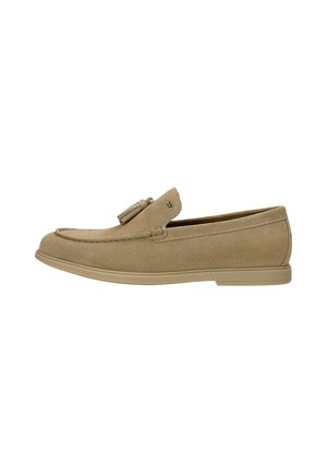 Mocassino beige in suede con dettaglio nappine, tomaia cucita e suola piatta in gomma, mostrato di profilo su sfondo bianco.