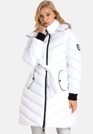 Weißer Puffer-Mantel mit taillierter Silhouette, schwarzen Akzenten, hohem Kragen und diagonaler Steppung. Verfügt über Seitentaschen und schwarze Bündchen.