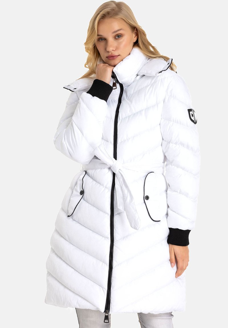 Weißer Puffer-Mantel mit taillierter Silhouette, schwarzen Akzenten, hohem Kragen und diagonaler Steppung. Verfügt über Seitentaschen und schwarze Bündchen.