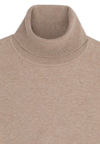 Beżowy sweter z golfem wykonany z miękkiej dzianiny. Posiada wysoki kołnierz oraz prążkowane wykończenie w okolicy dekoltu, z gładką teksturą na całej powierzchni.