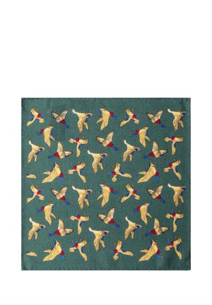 Groen stoffen vierkant met patroon van vliegende fazanten in geel, bruin, rood en blauw, gerangschikt in een herhalend ontwerp.