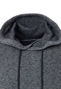 Grauer Strick-Hoodie mit hohem Kragen, strukturiertem Stoff, Kordelzugverschluss und kontrastierenden dunklen Akzenten.