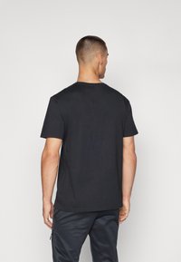 Columbia BASIC LOGO™ SHORT SLEEVE - Triko s potiskem - black