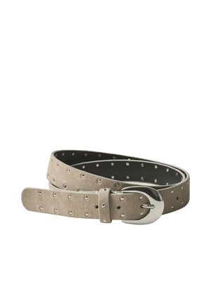 Ceinture en daim marron clair avec des clous ronds argentés et une boucle rectangulaire incurvée argentée brillante, enroulée sur fond blanc.