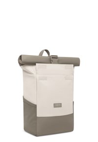 Obdĺžnikový béžový a taupe ruksak so zaobleným vrchom, predným vreckom, bočnými sieťovanými vreckami, horným úchytom a plastovým zapínaním na pracku.
