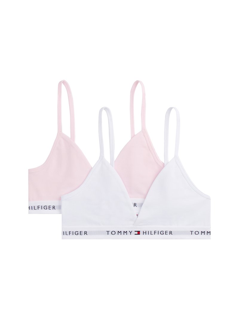 Trzy braletki: jedna różowa, jedna jasnoróżowa i jedna biała. Wszystkie mają miękką tkaninę oraz elastyczny pasek z logo "TOMMY HILFIGER" w kontrastujących kolorach.