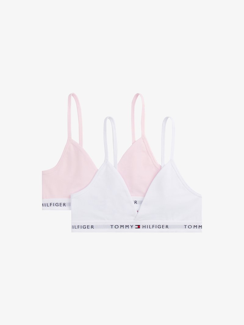 Trzy braletki: jedna różowa, jedna jasnoróżowa i jedna biała. Wszystkie mają miękką tkaninę oraz elastyczny pasek z logo "TOMMY HILFIGER" w kontrastujących kolorach.