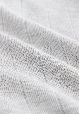 Ljusgrått stickat tyg med ribbad textur, med subtila geometriska mönster och en slät, jämn yta.