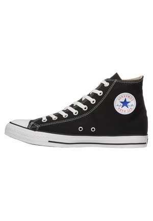 Baskets montantes noires en toile avec lacets blancs, coque en caoutchouc à l'avant, et patch logo arborant une étoile bleue. Semelle blanche avec des détails en bandes noires.