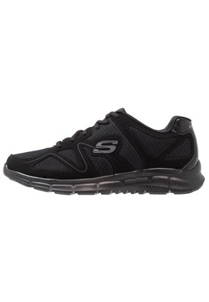 Czarne buty sportowe z siateczkową cholewką i gumową podeszwą. Posiadają zakrzywione akcenty w designie oraz sznurowanie. Logo umieszczone po zewnętrznej stronie. Lekka konstrukcja.