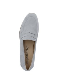 Mocasines de ante gris con parte superior acolchada, punta redondeada y una pequeña correa decorativa. Forro interior suave y suela plana. Logo de la marca visible.