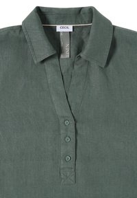 Chemise décontractée en lin vert avec col, trois boutons et étiquette de marque « Cecil » cousue à l'intérieur de l'encolure.