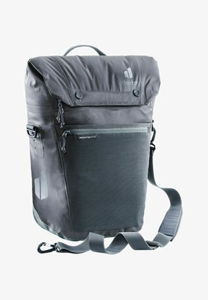 Zaino a sacco grigio scuro con scomparto principale imbottito, tasca anteriore con zipper, spallacci regolabili e logo. Texture liscia.