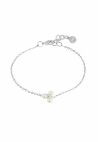 Silversmycke med kedja som har tre vita pärlor samlade i mitten, med en kräftkrok och justerbar längd.