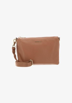 Sac besace en cuir grainé marron avec une bandoulière amovible, une fermeture éclair et un logo doré en accent sur le devant.