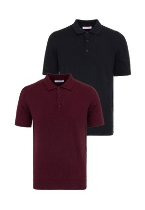 Kurzärmlige Poloshirts in Schwarz und Dunkelrot, jeweils mit einer dreiknöpfigen Knopfleiste und geripptem Kragen und Bündchen.