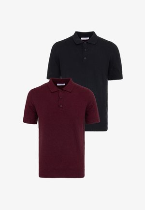 Kurzärmlige Poloshirts in Schwarz und Dunkelrot, jeweils mit einer dreiknöpfigen Knopfleiste und geripptem Kragen und Bündchen.