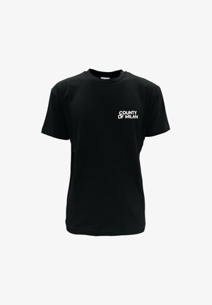 Sort kortærmet t-shirt med hvid "COUNTY OF MILAN" tekst på venstre bryst, med rund halsudskæring og enkelt design.