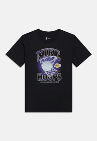 T-shirt preta com o texto Nike Hoops, uma bola de basquete a passar por uma rede, e o logótipo dos Los Angeles Lakers na frente.