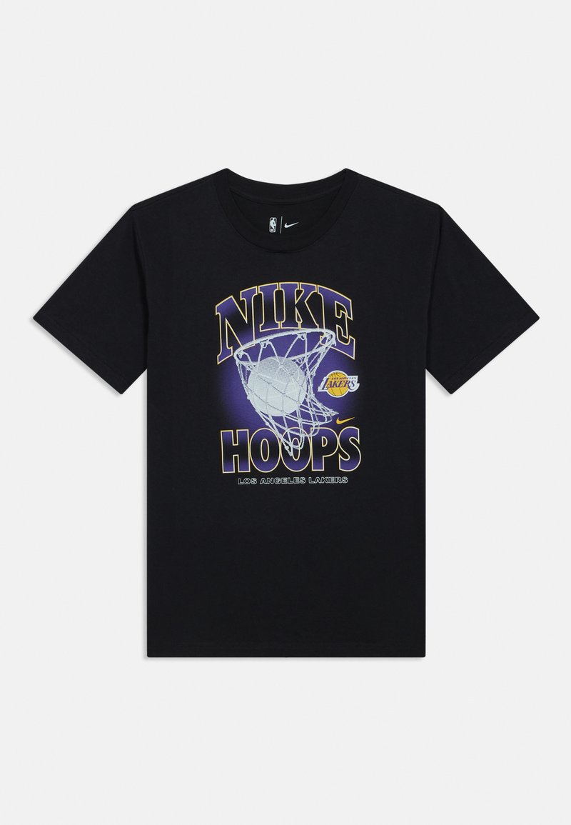 T-shirt preta com o texto Nike Hoops, uma bola de basquete a passar por uma rede, e o logótipo dos Los Angeles Lakers na frente.