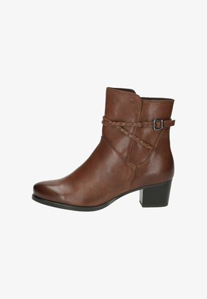 Bottines en cuir marron avec un détail de sangle tressée, dotées d'un talon carré et d'une texture lisse. Hauteur mi-mollet avec un design ajusté.