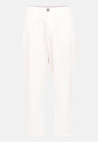 Witte, op maat gemaakte broeken van een gladde stof, met voorplooien, een knoopsluiting en opgerolde manchetten. Eenvoudig ontwerp zonder patronen of accenten.