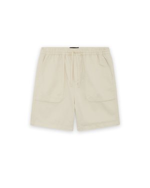 Beige afslappede shorts med elastik i taljen, snøre og to fremadrettede laplommer, lagt fladt på hvid baggrund.