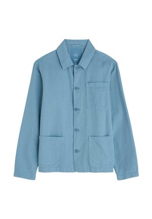 Veste bleu clair en tissu doux, dotée d'un col, de boutons sur le devant, de manches longues et de deux poches à rabat sur le devant.