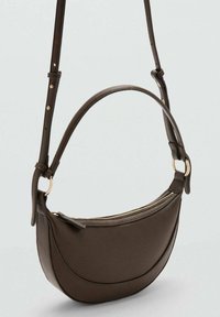 Brązowa skórzana torba na ramię o zaokrąglonym kształcie, z górnym zamkiem błyskawicznym, regulowanym paskiem i złotymi akcentami. Teksturowana powierzchnia.