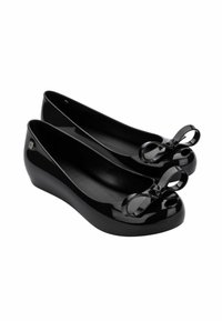 Ballerine in pelle verniciata nera con punta arrotondata e dettaglio a fiocco sul davanti. Presentano un tacco a zeppa basso e una texture liscia e lucida.