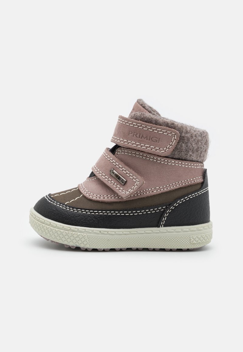 Botte d'hiver pour enfant en cuir rose et marron, bout et talon noirs, deux bandes Velcro et col de cheville doublé en polaire.