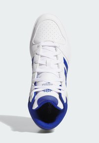 Bijela atletska tenisica s plavim akcentima, s perforiranim dijelom za prste, tekstilnim detaljima i bijelim šnalama. Logo vidljiv na unutarnjoj podlozi.