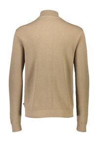 Suéter de punto beige con un patrón texturizado, cuello alto y puños y dobladillo acanalados. La tela parece suave y ligeramente elástica.
