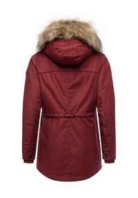 Parka rossa con cappuccio foderato in pelliccia sintetica, vita con cordoncino e polsini a coste. Presenta una texture liscia e un design aderente.