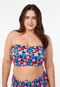 Bloemig bikini set met zwarte basis en roze en blauwe bloemen, strapless topontwerp en bijpassende hoge taille bottom met delicate stiksels.