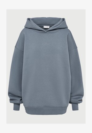Luźna, zwiewna bluza w kolorze zakurzonego niebieskiego z ribbowanymi mankietami i dołem, przednią kieszenią typu kangaroo oraz małym, haftowanym napisem "LeGer" na klatce piersiowej.